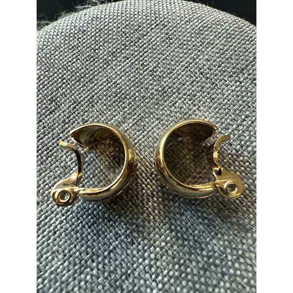 Vtg Monet Diamond Cut Huggie Earrings Gold Tone Pierced Classic Career Casual - Picture 3 of 5